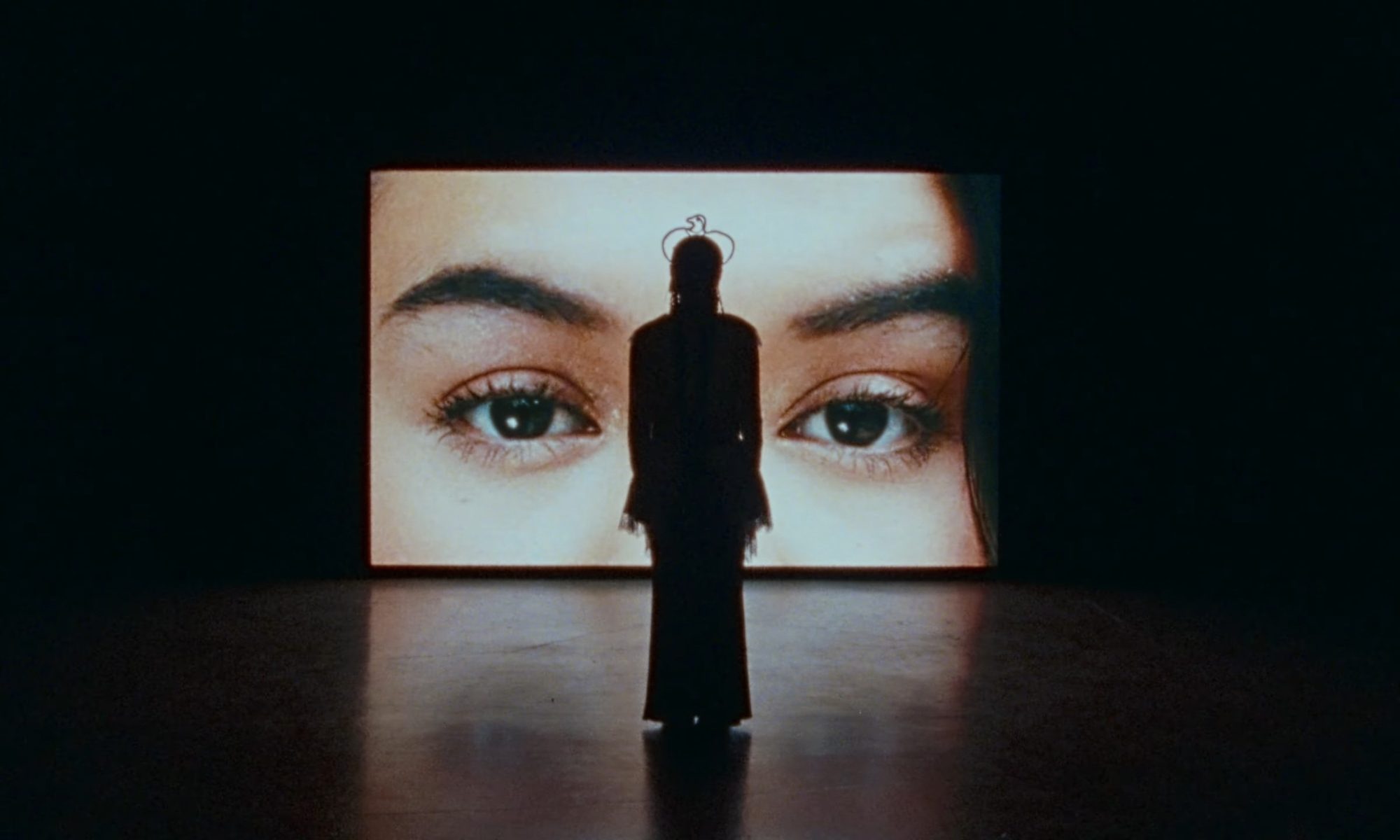 Силуэт на фоне экрана с глазами